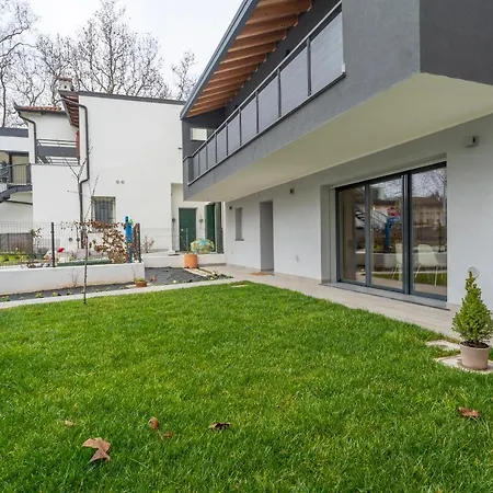 Modern House With Private Garden In אודינה