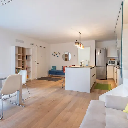 Modern House With Private Garden In דירה אודינה