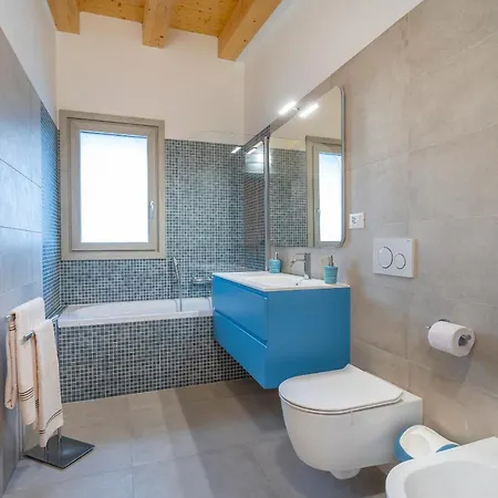 Modern House With Private Garden In אודינה
