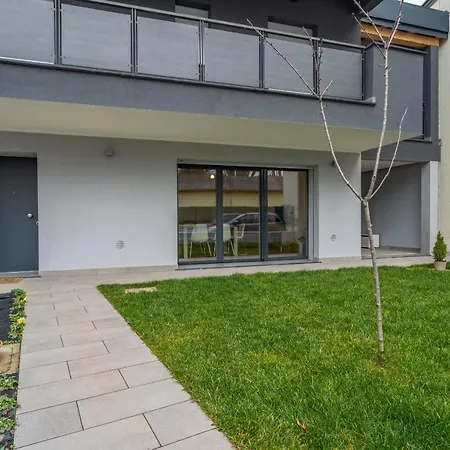 דירה Modern House With Private Garden In *