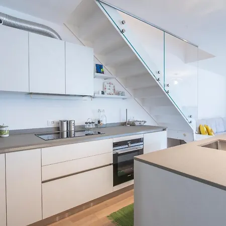 Modern House With Private Garden In דירה *